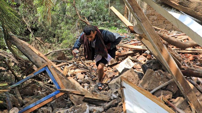 Bangunan Warisan Dunia UNESCO di Yaman Runtuh Akibat Hujan Lebat People inspect a collapsed UNESCO-listed building in the old city of the Yemeni capital Sanaa on August 10, 2022 following heavy rains. (Photo by MOHAMMED HUWAIS / AFP) (Photo by MOHAMMED HUWAIS/AFP via Getty Images)
