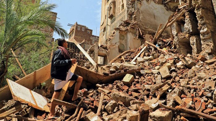 Bangunan Warisan Dunia UNESCO di Yaman Runtuh Akibat Hujan Lebat People inspect a collapsed UNESCO-listed building in the old city of the Yemeni capital Sanaa on August 10, 2022 following heavy rains. (Photo by MOHAMMED HUWAIS / AFP) (Photo by MOHAMMED HUWAIS/AFP via Getty Images)