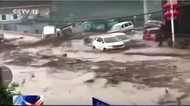 Banjir Bandang di China: Mobil-mobil Hanyut, 5 Orang Hilang