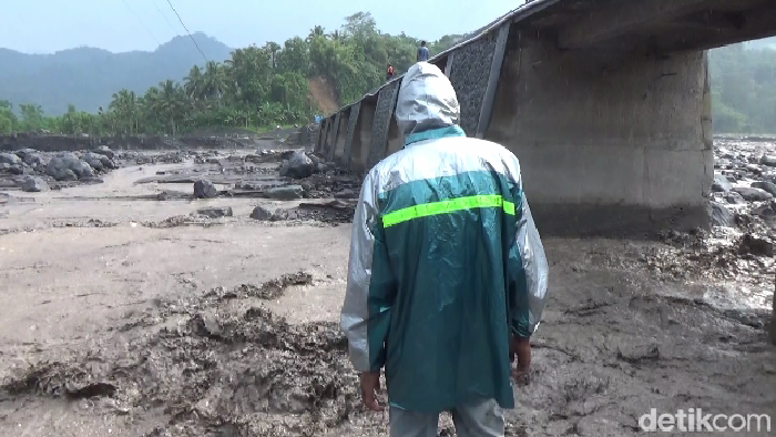 Banjir lahar dingin Semeru terjang sejumlah daerah aliran sungai Lumajang