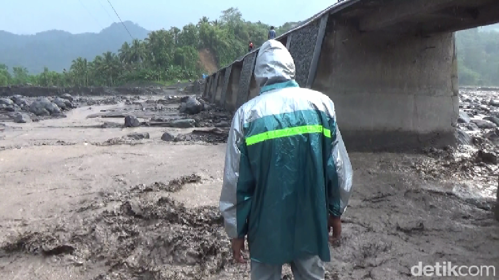 Status Siaga, Sejumlah DAS di Lumajang Diterjang Banjir Lahar Semeru