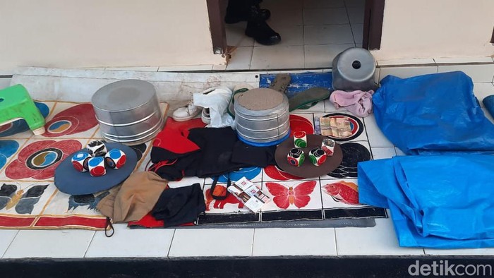 Barang bukti judi koprok yang diamankan polisi.