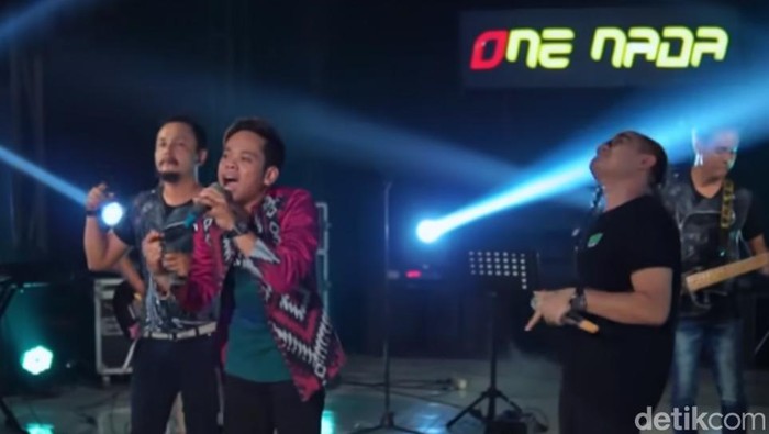 Cak Percil menyanyikan lagu Joko Tingkir Ngombe Dawet di YouTube One Nada.