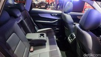 Aura mewah langsung terasa. Pertama kami mencoba dudul di kabin penumpang. Rasanya cukup nyaman dan lega, namun posisi joknya lumayan rendah. Kendati demikian, duduk di kabin penumpang terasa nyaman berkat adanya AC dan juga model atap panoramic roof yang menguatkan kesan homey.