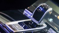 Mobil ini bertransmisi otomatis.