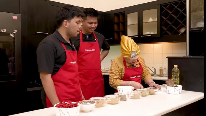 10 Potret Dapur Mama Fuji Saat Masak Dendeng Bareng Thoriq