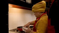 Pada bagian belakang kompornya, dapur Mama Fuji didesain dengan keramik berwarna putih. Penggunaan keramik ini ampuh untuk membersihkan noda bekas memasak lebih mudah. Foto: Youtube/Mama Fuji