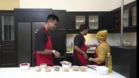 Pemilihan warna pada peralatan dapurnya juga begitu diperhatikan. Perpaduan putih, krem dan hitam tampak pada dinding, meja marmer dan kabinet kitchen set. Foto: Youtube/Mama Fuji