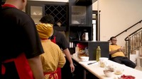 Mengusung konsep open kitchen, dapurnya bersambungan langsung dengan ruang tengah dan akses tangga ke lantai dua. Saat merekam video memasak tampak juga Haji Faisal yang tengah bersantai di depan dapur. Foto: Youtube/Mama Fuji