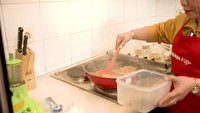 Layaknya ibu-ibu pada umumnya, Mama Fuji senang memanfaatkan wadah plastik. Mudah ditutup rapat muat menampung banyak makanan membuatnya menjadi pilihan yang praktis. Foto: Youtube/Mama Fuji