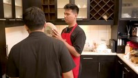 Kabinet kitchen set di dapurnya masih tampak kosong. Hal ini lantaran rumah yang kini ditempati belum terlalu lama dan belum dipenuhi oleh barang-barang yang menumpuk. Foto: Youtube/Mama Fuji