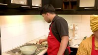 Mama Fuji juga senang mengoleksi peralatan memasak dengan warna-warna yang cantik. Salah satunya adalah panci berwarna hijau pastel yang cantik dan sering digunakan untuk memasak. Foto: Youtube/Mama Fuji