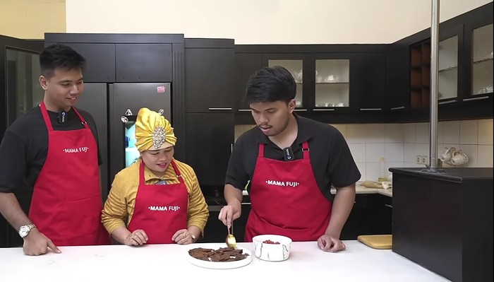 Dapur mama Fuji 10 Potret Dapur Mama Fuji Saat Masak Dendeng Bareng Thoriq