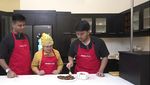 10 Potret Dapur Mama Fuji Saat Masak Dendeng Bareng Thoriq