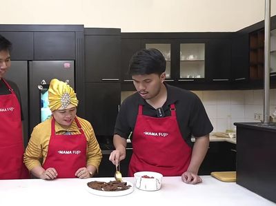 10 Potret Dapur Mama Fuji Saat Masak Dendeng Bareng Thoriq