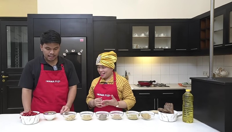 10 Potret Dapur Mama Fuji Saat Masak Dendeng Bareng Thoriq