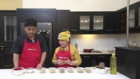 Pada salah satu unggahan YouTubenya, Mama Fuji tampak memasak bersama Thoriq Halilintar. Langsung di dapur rumahnya, keduanya tampak asyik memasak dendeng. Foto: Youtube/Mama Fuji