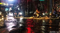 Genangan tersebut muncul setelah hujan turun sekitar 30 menit dengan intensitas tinggi.