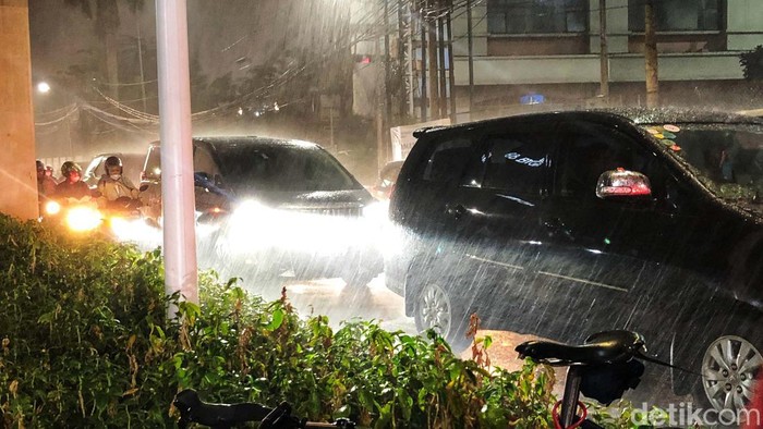 Pengendara melintasi genangan air di jalan Haji Nawi Raya, tepatnya di pertigaan ITC Fatmawati, Jakarta Selatan, Jumat (12/8/2022). Genangan tersebut setelah hujan turun sekitar 30 menit dengan intensitas tinggi. Genangan sekitar 40cm. Foto diambil pukul 19.00 WIB.