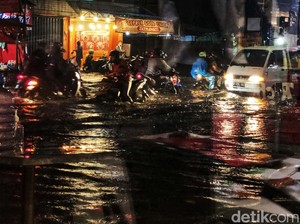 Update Banjir Jakarta: 4 Ruas Jalan dan 4 RT Masih Tergenang Malam Ini