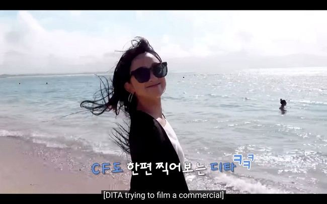 Liburan ke Bali tak lengkap tanpa melihat pantainya. Dita Karang pun berganti kostum dan pindah ke Mano Beach Club. Foto: dok. YouTube Secret Number