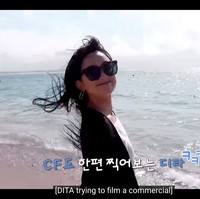 Liburan ke Bali tak lengkap tanpa melihat pantainya. Dita Karang pun berganti kostum dan pindah ke Mano Beach Club. Foto: dok. YouTube Secret Number