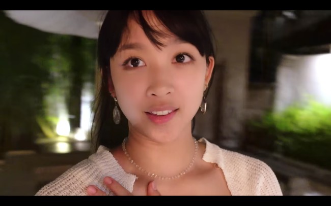 Dita Karang kemudian melakukan room tour untuk menunjukkan penginapan mewahnya. Dia tergiur untuk berenang namun merasa ragu karena jet lag. Foto: dok. YouTube Secret Number