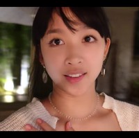 Dita Karang kemudian melakukan room tour untuk menunjukkan penginapan mewahnya. Dia tergiur untuk berenang namun merasa ragu karena jet lag. Foto: dok. YouTube Secret Number