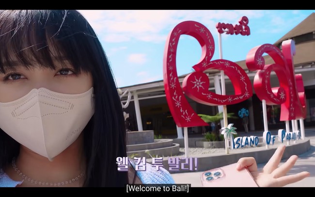 Meskipun liburan singkat, pemilik nama lengkap Anak Agung Ayu Puspa Aditya Karang itu terlihat bahagia mendarat di Bali. Foto: dok. YouTube Secret Number