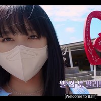 Meskipun liburan singkat, pemilik nama lengkap Anak Agung Ayu Puspa Aditya Karang itu terlihat bahagia mendarat di Bali. Foto: dok. YouTube Secret Number