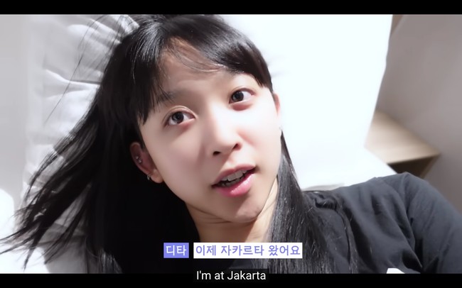 Setelah menempuh penerbangan selama tujuh jam, Dita Karang menuju sebuah hotel transit di Jakarta. Vokalis grup Secret Number itu mengaku telah membeli minuman gingseng Korea untuk kakeknya. Foto: dok. YouTube Secret Number