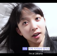 Setelah menempuh penerbangan selama tujuh jam, Dita Karang menuju sebuah hotel transit di Jakarta. Vokalis grup Secret Number itu mengaku telah membeli minuman gingseng Korea untuk kakeknya. Foto: dok. YouTube Secret Number