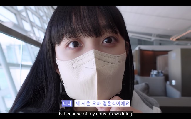 Dita Karang ternyata pulang ke Bali, Indonesia untuk menghadiri pernikahan sepupunya. Hal itu terungkap lewat vlog yang diunggah kanal YouTube Secret Number pada Rabu (10/8/2022). Wajahnya terlihat polos tanpa riasan makeup. Foto: dok. YouTube Secret Number