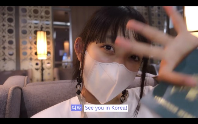 Dia kembali ke Korea Selatan memakai baju nyaman dengan wajah tanpa riasan. Foto: dok. YouTube Secret Number