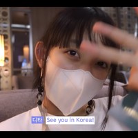 Dia kembali ke Korea Selatan memakai baju nyaman dengan wajah tanpa riasan. Foto: dok. YouTube Secret Number