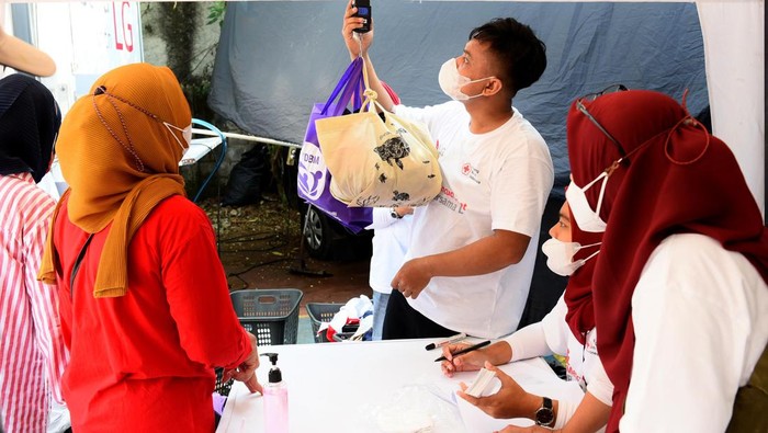 Tak cuma pada produk dan layanannya, inovasi PT. LG Electronics Indonesia (LG) pun menyentuh pada inisiatif sosialnya. Melalui kegiatan Mencuci Sehat Bersama LG, selain memberikan layanan cuci pakaian gratis bagi masyarakat, pabrikan elektronik asal Korea Selatan ini juga memanfaatkannya untuk memberikan pengetahuan untuk mendorong kebiasaan mencuci dengan higienis dan hidup sehat.