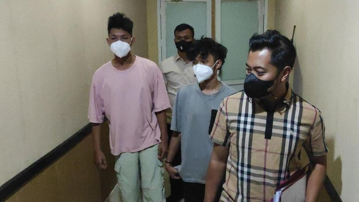 Dua pekerja kafe inisial RR (28) dan GM (28), penyebar video mesum remaja di Balikpapan, Kaltim diperiksa polisi.