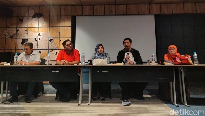 Dzurotul Massuna, istri Mas Bechi (tengah) jumpa pers di Surabaya