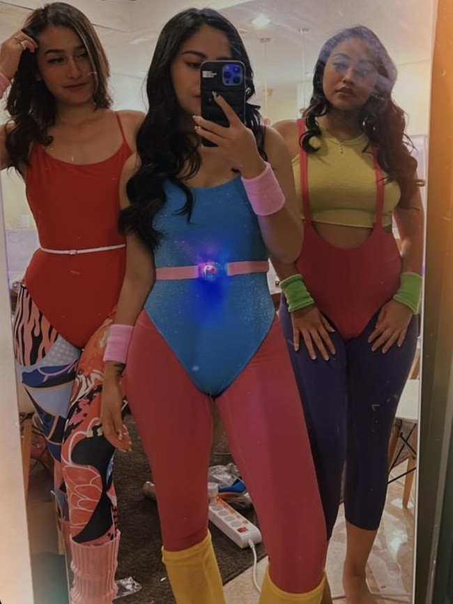 Influencer Rachel Vennya juga tampak hadir memeriahkan perayaan ultah Erika Carlinna. Rachel Vennya tampil mengenakan busana senam tanpa lengan berwarna biru yang dipadukan dengan legging merah pink neon dan belt yang menyala. Foto: Instagram/@rachelvennya