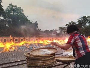 The Hungry Ghost Festival, Tradisi Bakar Makanan Suku Tionghoa