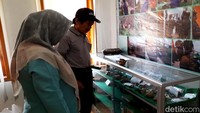 Fosil-fosil yang ditemukan kemudian disimpan di Kantor Desa Jemarwangi. Foto: Nur Azis/detikJabar)