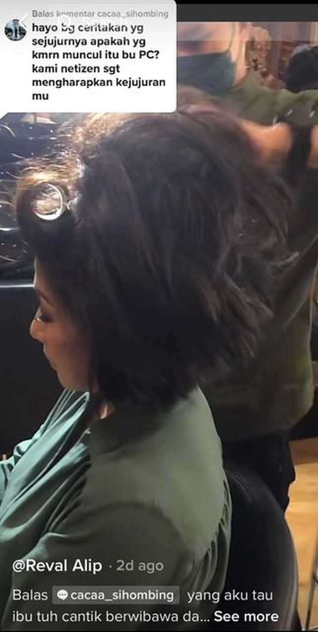 Video Putri Candrawathi yang tengah dirias dan ditata rambutnya itulah yang kemudian menjadi atensi karena seolah menjawab penasaran netizen. Hair Stylist yang mengunggah video tersebut mengungkapkan soal sosok istri Ferdy Sambo tersebut. Setiap hari fyp terus masalah ini, #brigadirj #brigadirjoshua #brigadir. Siapa sih yang menginginkan masalah seperti ini, akan tetapi Tuhan sudah mengatur kehidupan nya tanpa di sangka-sangka🥲. Semoga pada kuat menghadapinya dan segera selesai aminn😇🙏, kata sang hair stylist bernama Reval dalam unggahannya di TikTok. Foto: Dok. TikTok @revalalip.