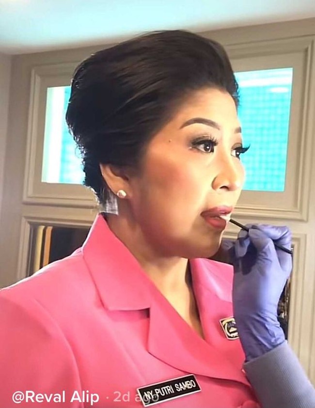 Pria yang berusia 26 tahun itu berharap agar masalah yang dialami Putri Candrawathi cepat tuntas, Pesan yang ingin saya sampai kan lewat video itu semoga segera selesai tuntas permasalahan ini dan tidak berlarut-larut selama ini, pungkasnya. Foto: Dok. TikTok @revalalip.