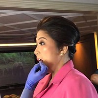 Putri semakin menjadi atensi setelah sosoknya akhirnya muncul di hadapan publik untuk menjenguk suaminya di Mako Brimob. Figurnya saat menjenguk sang suami dan memberikan pernyataan pada media diragukan keasliannya oleh sejumlah orang. Sebab penampilannya berbeda dari foto-fotonya yang viral di media sosial. Foto: Dok. TikTok @revalalip.