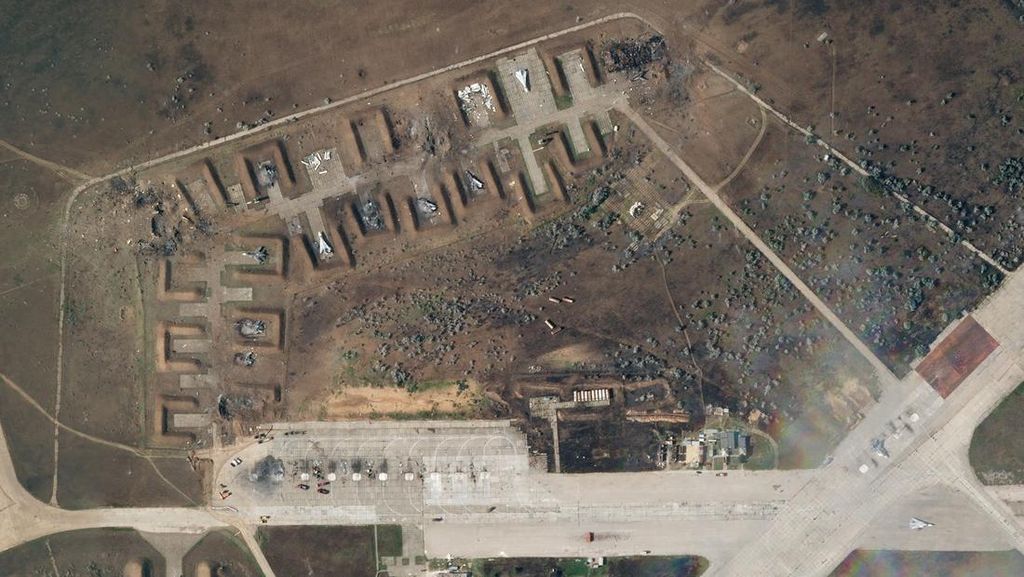 Citra Satelit Ini Tunjukkan 9 Jet Rusia Hancur di Pangkalan Crimea