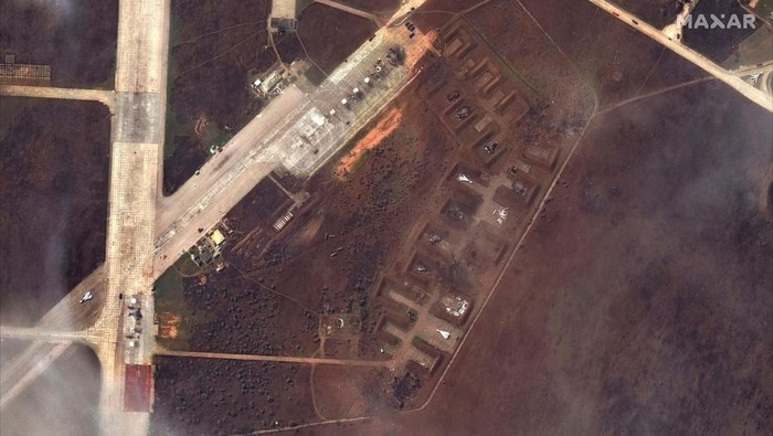 Foto Satelit Pangkalan Udara di Crimea Diserang, 9 Jet Rusia Hancur An overview of damaged aircraft at Saki Airbase after attack, in Novofedorivka, Crimea August 10, 2022. Maxar Technologies/Handout via REUTERS THIS IMAGE HAS BEEN SUPPLIED BY A THIRD PARTY. NO RESALES. NO ARCHIVES. MANDATORY CREDIT. DO NOT OBSCURE LOGO.