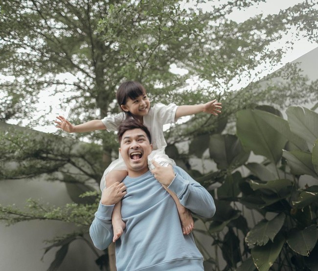 Pada 9 September 2016, Glenn Alinskie yang saat itu berusia 27 tahun akhirnya menimang momongan pertama, seorang putri bernama Nastusha Olivia Alinskie. Walau sudah semakin besar, Nastusha selalu menjadi daddys little princess bagi Glenn. Bersama Chelsea Olivia, Glenn juga dikaruniai seorang putra bernama Dante Oliver Alinskie. (Foto: Instagram @nastusha.olivia.alinskie)