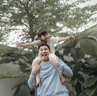 Pada 9 September 2016, Glenn Alinskie yang saat itu berusia 27 tahun akhirnya menimang momongan pertama, seorang putri bernama Nastusha Olivia Alinskie. Walau sudah semakin besar, Nastusha selalu menjadi daddys little princess bagi Glenn. Bersama Chelsea Olivia, Glenn juga dikaruniai seorang putra bernama Dante Oliver Alinskie. (Foto: Instagram @nastusha.olivia.alinskie)