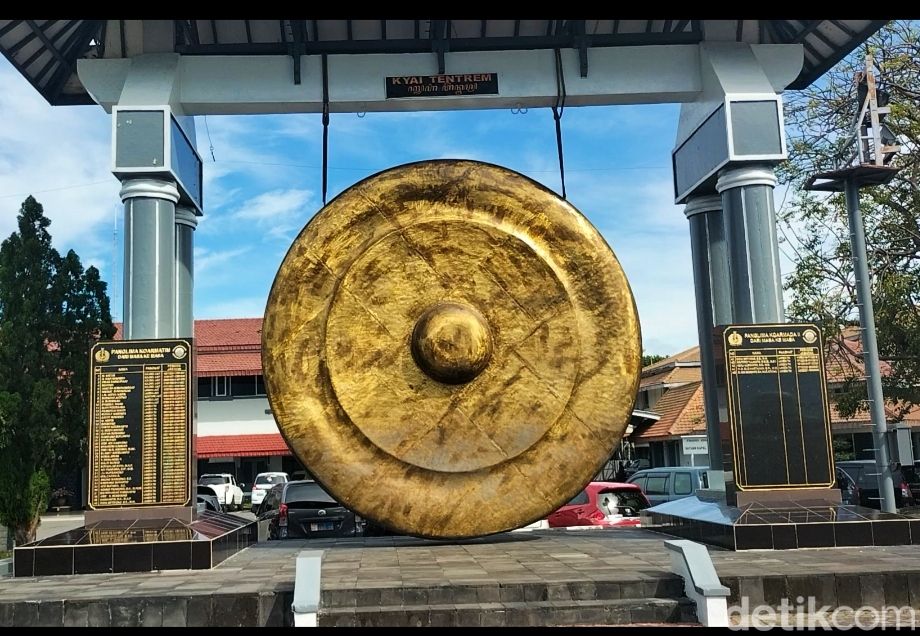 Gong raksasa di Surabaya