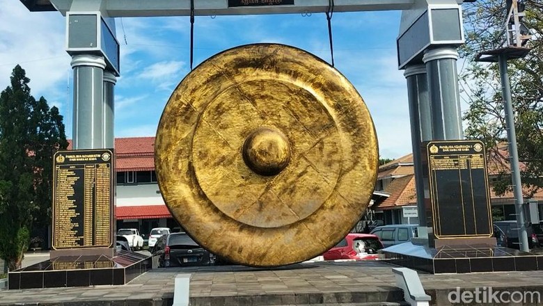 Gong raksasa di Surabaya Gong raksasa di Surabaya
